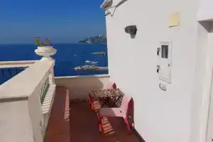 La stanza sul Porto di camera piccina piccina con bagno privato e terrazzino vista mare Guest house, Atrani