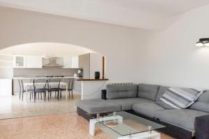 JOIVY Family Flat with 3 Balconies, 10 Min to Beach Apartments, Moneglia
