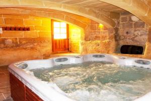 Villeleynah Amazing Gozitan Villa Pool - Happy Rentals, Munxar
