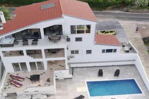 Ana Apartments, Oltre