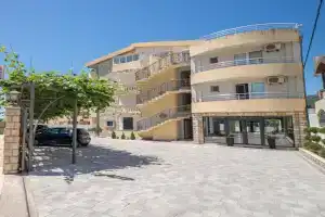 Villa Dana, Bar