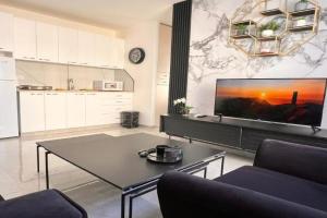 Bat yam sea view apartment, Rishon LeZion