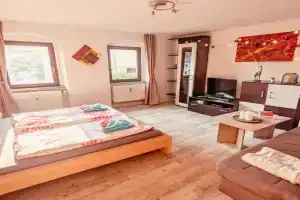Famzi - Urlaubsmagie - Familienwohnung mit Gemeinschaftsgarten, -sauna & -pool Guest house, Sebnitz
