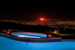 Cliff House - El Paseo Retreat with amazing views of city lights, Palm Desert