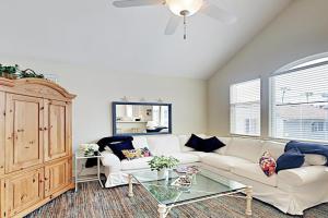 Cheery Retreat Apartments, Newport Beach