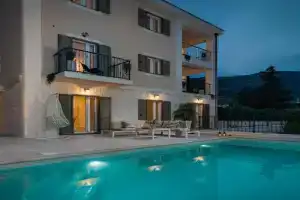 Villa Mirta, Bol