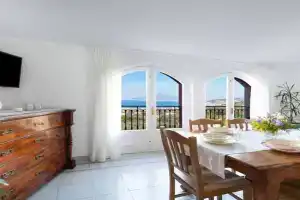 SorrentoVibes - Sea view Rooftop Apartment with Jacuzzi & Garden, Sorrento