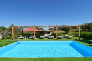 Jimmy's Pool House, Theologos