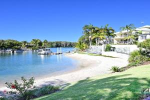 St Tropez 10 - Tranquil Waterfront Escape in Noosa Sound – Minutes from Hastings Street Apartments, Noosa Heads