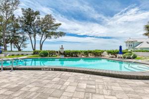 Sunset Beach 102: Gulf Front, Stunning Views, On the Beach, Pool by Anna Maria Life Vacation Rentals Guest house, Holmes Beach
