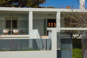 ELEGANT BEACH HOUSE, Artemida