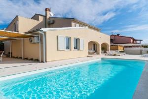 Villa mit Salzwasserpool, Billard, Tischtennis und in Strandnähe, Pula