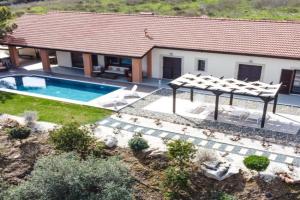 Pine and Olive Seahouse, Neo Chorio