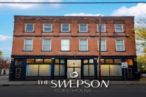 Swepson Guesthouse KING Sleep42 15BR 10BA 22Beds, Louisville