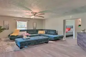 Quaint Downtown Cottage with Lush Yard, Murfreesboro