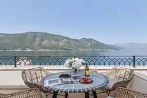 Penthouse on the Bay - 20m from the Beach