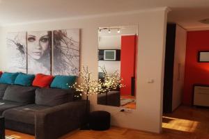 Rajiceva 5- apartman sa prostranom terasom i garaznim mestom, Kraguyevats