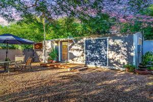 Cute Peaceful Tiny House Getaway w Backyard, Tucson