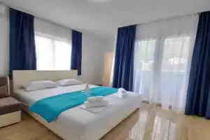 Black & White Apartments, Bar