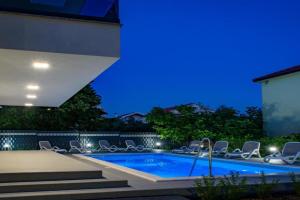 Seka apartments with a pool, Kastel Stari
