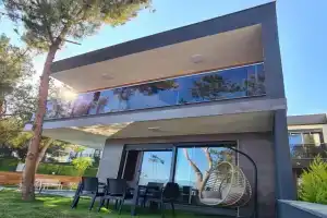 Özel havuz ve deniz manzaralı yeni villa, Kusadasi