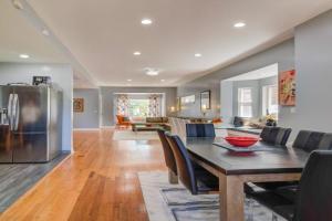 Spacious 5-BR House near Transit w Parking, Chicago