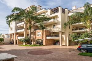 Luxury Coastal Retreat, Mountain View Balcony with Palm Trees & Parking Apartments, Chania Town