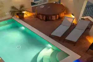 Narcisa - Luxury 3BR Traditional House with Pool, Cinema & Hot Tub, Xaghra