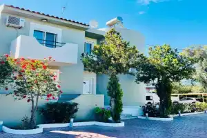 VILLA IRILENA - 4BDR BEACH HOUSE, Gennadi