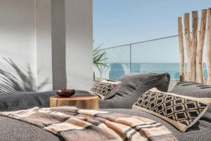 Khroma Luxury Suite 2 Beach front apartment with private mini pool jacuzzi, Hersonissos
