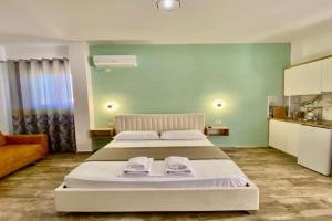 Gray&Oli Studios, Vlore