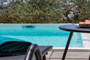 Olive Garden-Pool, Privacy & Beach Parking Guest house, Makarska