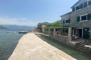 House with a pier, Donja Kostanjica