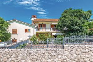 Nice Apartment In With Wifi, Povile
