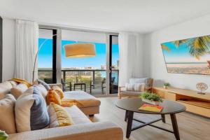 Infinite Views, Amazing Pool, Gym, Near Beach Apartments, Hollywood