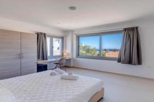 Chrysonisos Suites with Sunset & Seaviews near Kini, Kinion