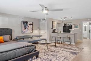 Cozy Efficiency Studios Close to Downtown and Domain, Austin