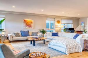 Walk to Empower Field Townhome with Hot Tub! Guest house, Denver