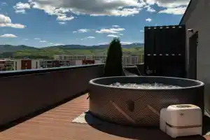 Skylark - Singapore Penthouse with Jacuzzi & Panoramic View, Brasov