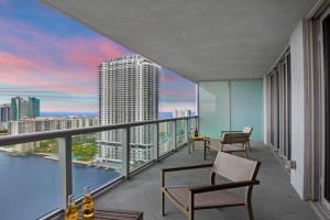 Infinite View and Balcony with Pool, Near Beach Apartments, Hollywood