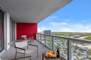 Infinite View and Balcony with Pool, Gym, Near Beach Apartments, Hollywood