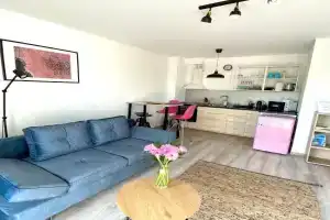 Apartman 001, Buk