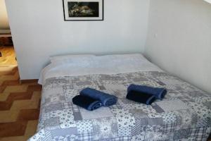 Lina Apartments, Brist