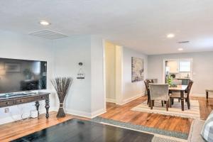 about 1 Mi to Pier, Fishing and Beaches Home! Guest house, Galveston
