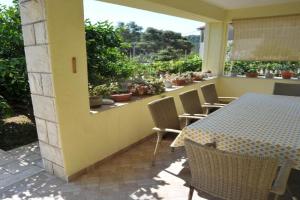 Brna Three-room apartment near the beach-Zen, Brna