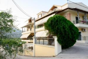 Dinos Apartments, Vasiliki