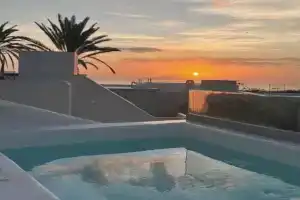 Oldtown Suites, Fira