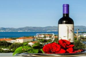 STUDIOS ATHENA, Skala