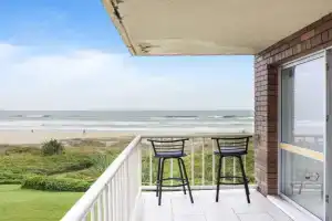 Wake to Waves in Spacious 3-Bed Beachfront Unit Apartments, Gold Coast