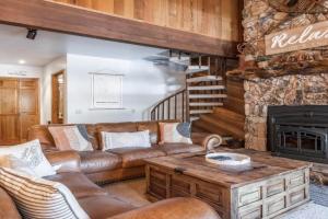 Mammoth Pines #7 Newly updated 2 Bedroom plus Loft, 3 Full Bathrooms, Sleeps 8 people, Mammoth Lakes